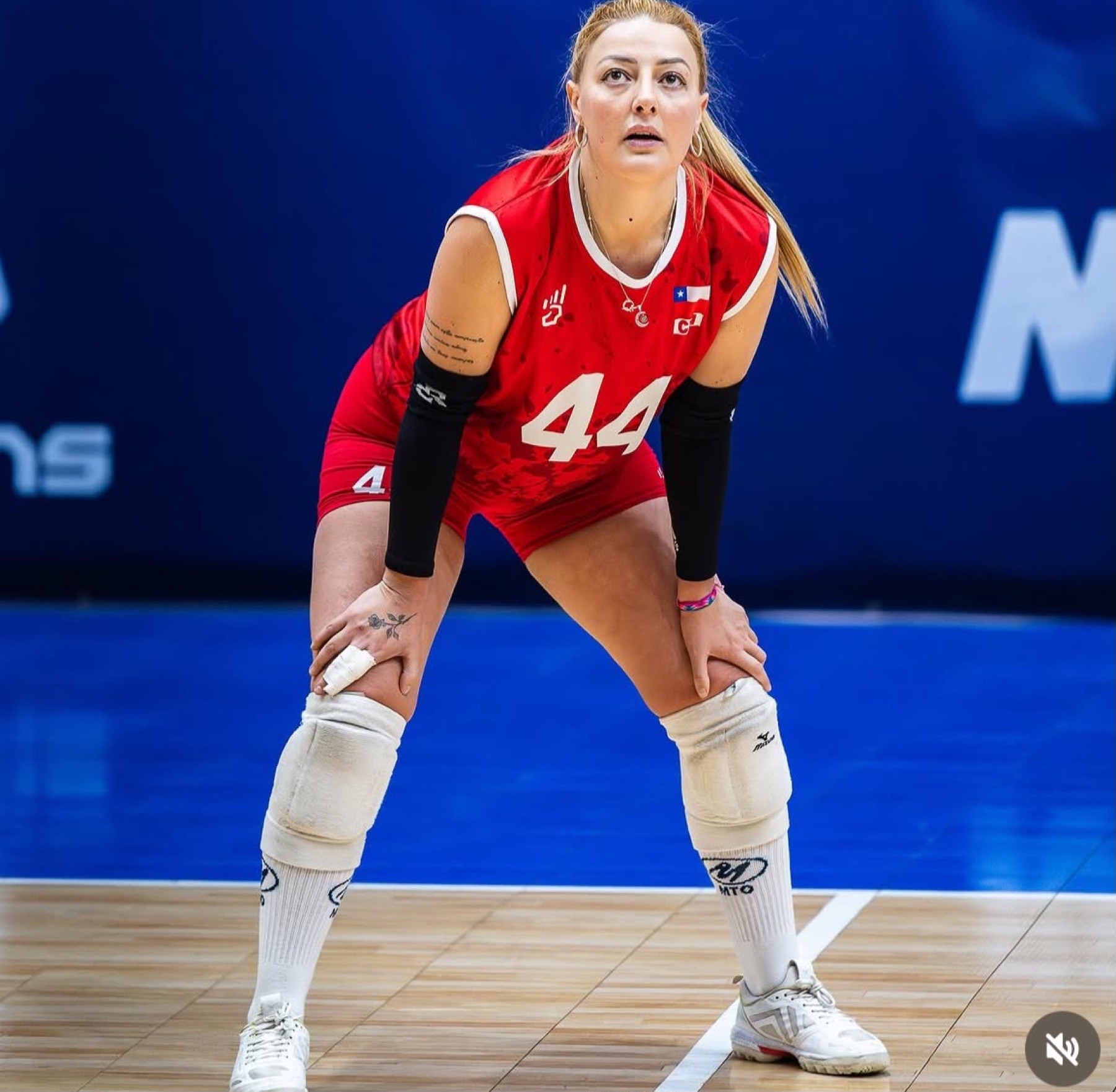 Carla Ruz representando a Chile en una competencia de vóleibol