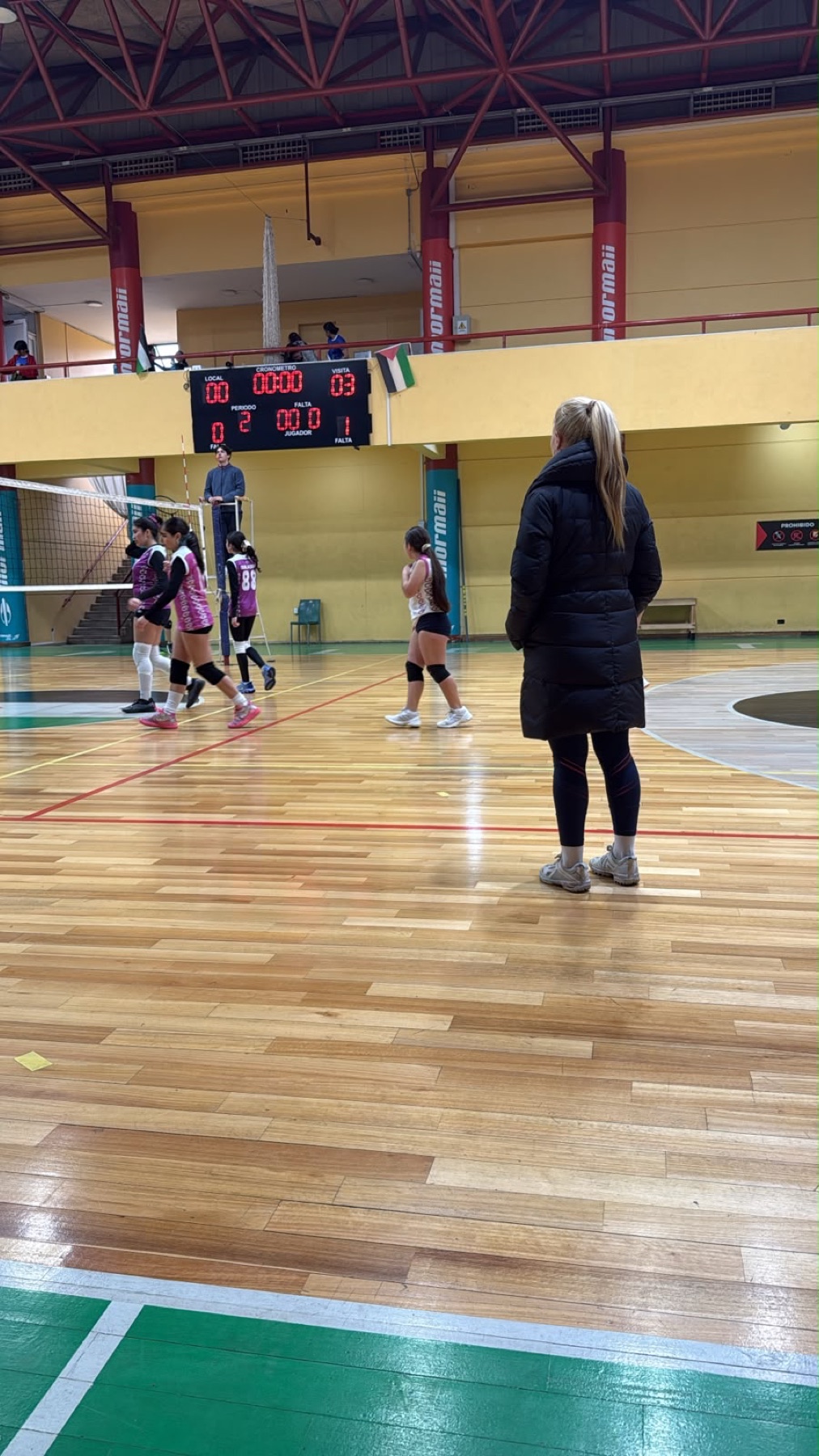 Carla Ruz observando al equipo durante una competencia