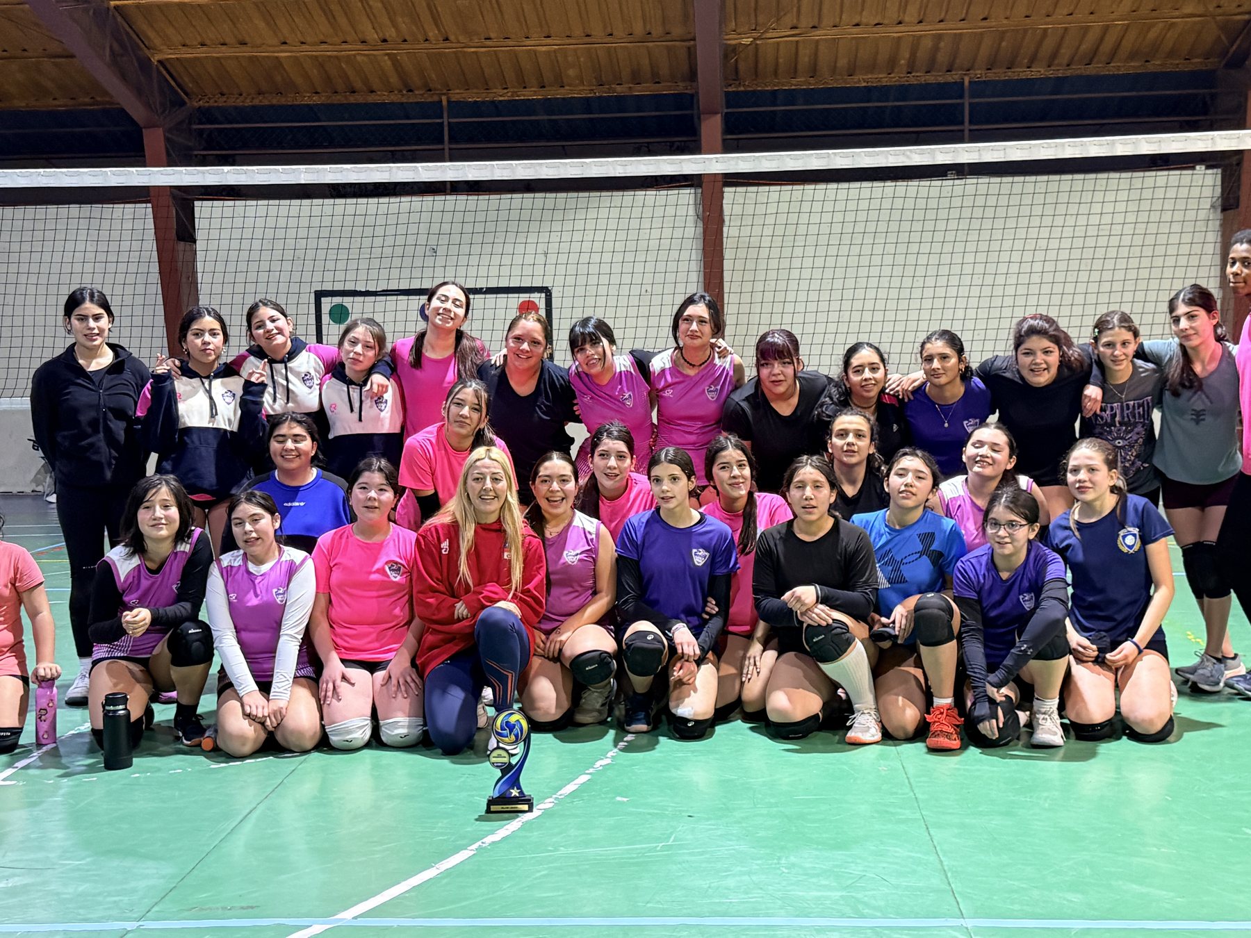 Equipo del Club Deportivo Carla Ruz reunido en la cancha después de una competencia